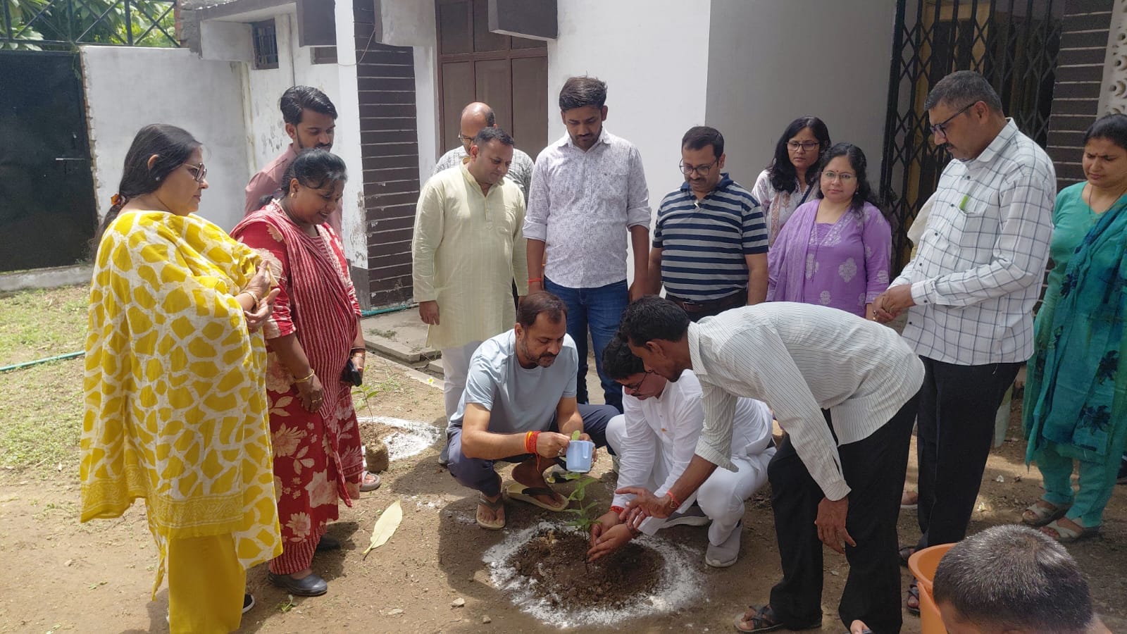 दीवानी न्यायालय परिसर में पौधे को पानी देतीं जिला जल। स्रोत - सूचना विभा दीवानी न्यायालय परिसर में पौधे को पानी देतीं जिला जल। स्रोत - सूचना विभा