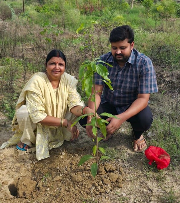 दीवानी न्यायालय परिसर में पौधे को पानी देतीं जिला जल। स्रोत - सूचना विभा दीवानी न्यायालय परिसर में पौधे को पानी देतीं जिला जल। स्रोत - सूचना विभा