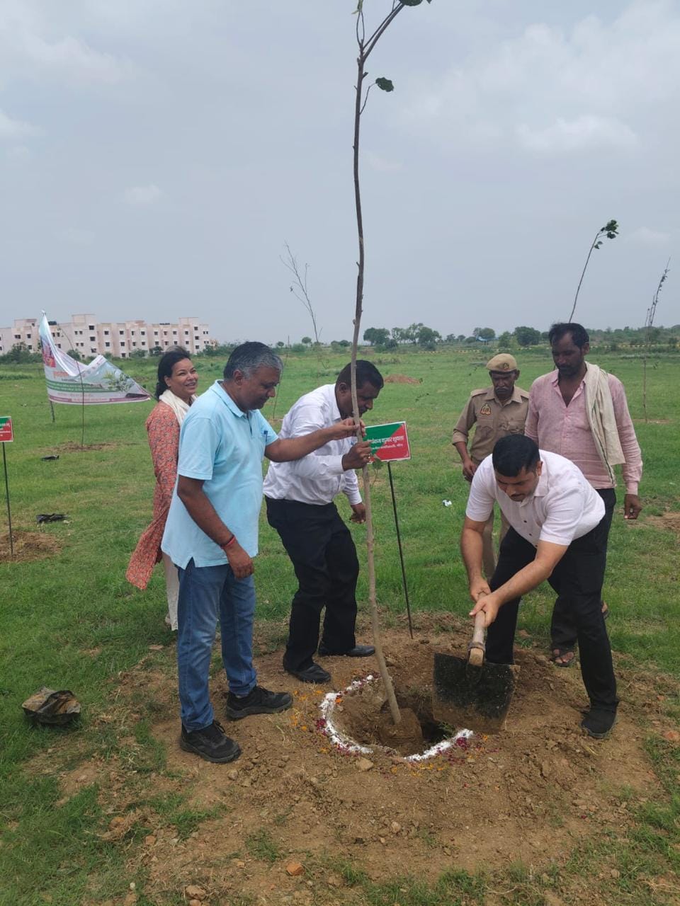दीवानी न्यायालय परिसर में पौधे को पानी देतीं जिला जल। स्रोत - सूचना विभा दीवानी न्यायालय परिसर में पौधे को पानी देतीं जिला जल। स्रोत - सूचना विभा