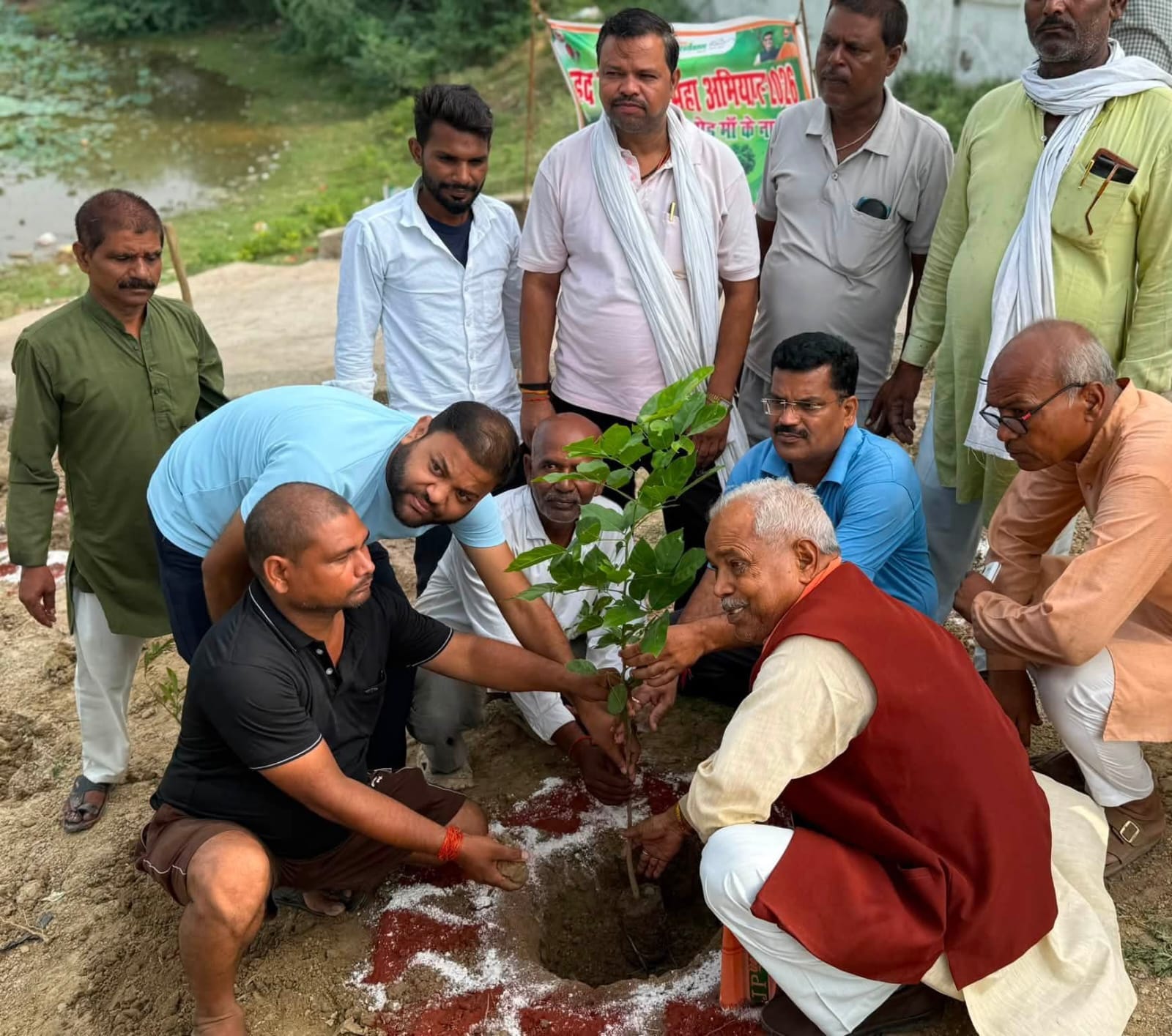 दीवानी न्यायालय परिसर में पौधे को पानी देतीं जिला जल। स्रोत - सूचना विभा दीवानी न्यायालय परिसर में पौधे को पानी देतीं जिला जल। स्रोत - सूचना विभा