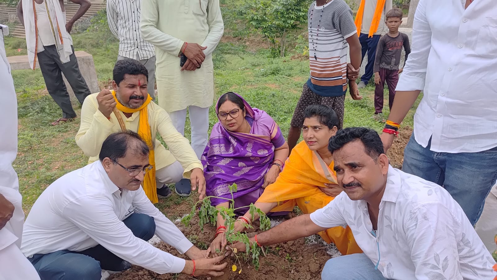 दीवानी न्यायालय परिसर में पौधे को पानी देतीं जिला जल। स्रोत - सूचना विभा दीवानी न्यायालय परिसर में पौधे को पानी देतीं जिला जल। स्रोत - सूचना विभा