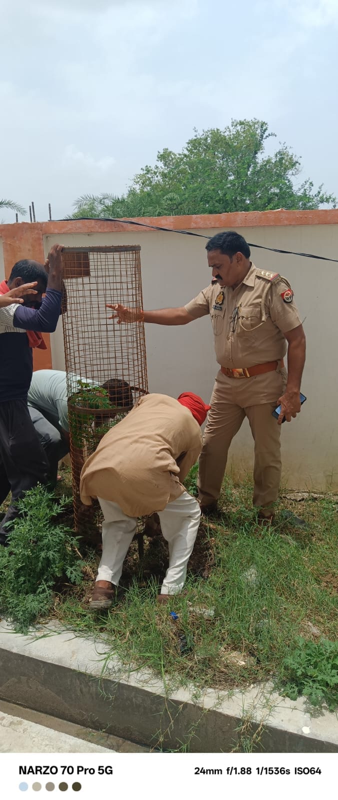 दीवानी न्यायालय परिसर में पौधे को पानी देतीं जिला जल। स्रोत - सूचना विभा दीवानी न्यायालय परिसर में पौधे को पानी देतीं जिला जल। स्रोत - सूचना विभा