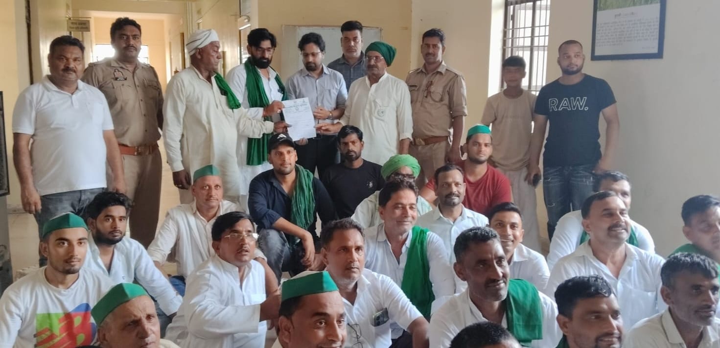 विकास भवन में कृषि अधिकारी व भाकियू के युवा के जिला अध्यक्ष में होती नोकझोंख। स्रोत वीडियो ग्रै विकास भवन में कृषि अधिकारी व भाकियू के युवा के जिला अध्यक्ष में होती नोकझोंख। स्रोत वीडियो ग्रै