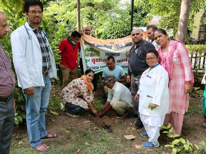 वीरांगना अवंती बाई महिला चिकित्सालय में पौधरोपण करते डॉक्टर 