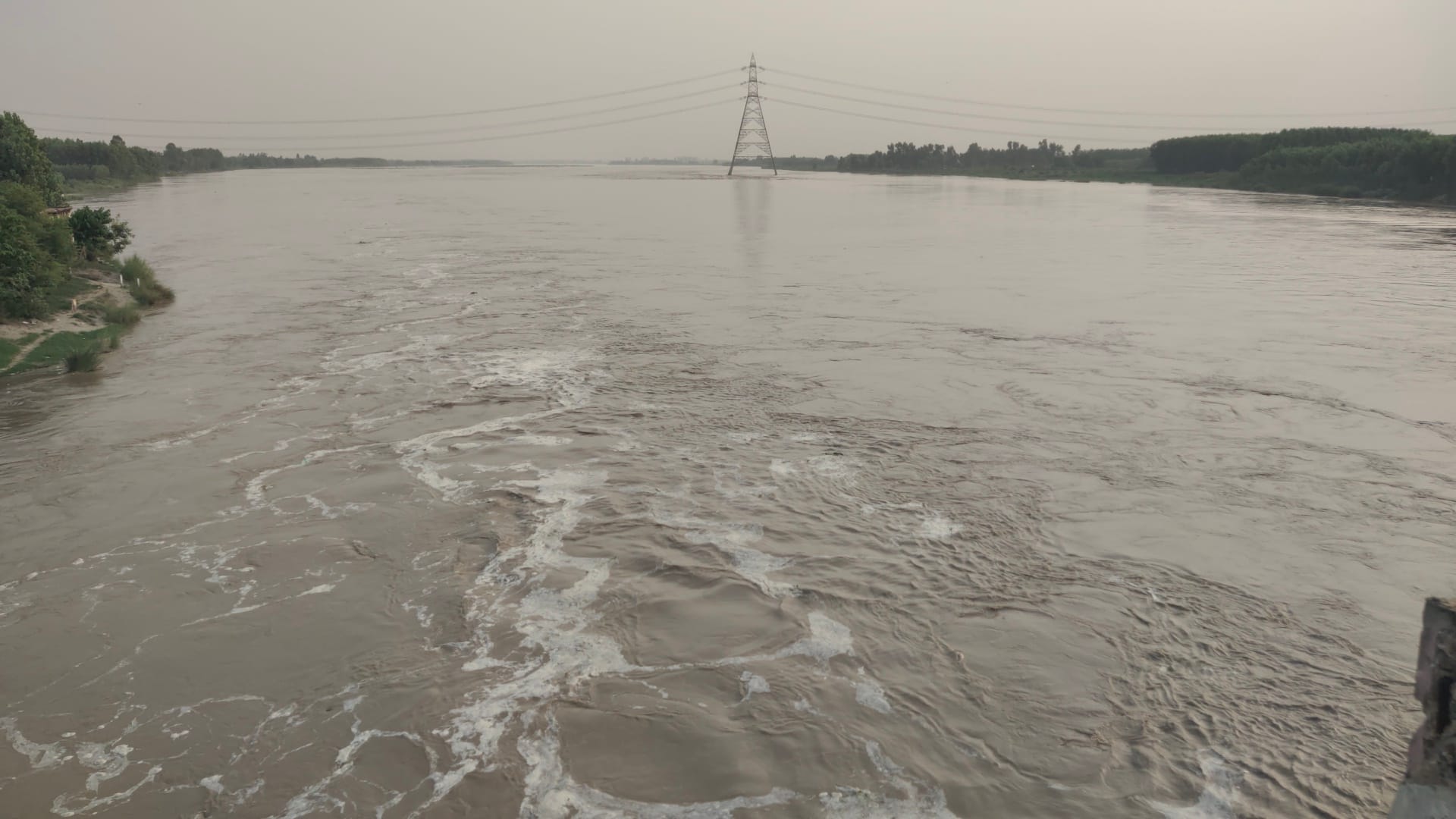 यमुना तटबंध के लिए लगाई जा रही पत्थर की ठोकरे। संवाद यमुना तटबंध के लिए लगाई जा रही पत्थर की ठोकरे। संवाद