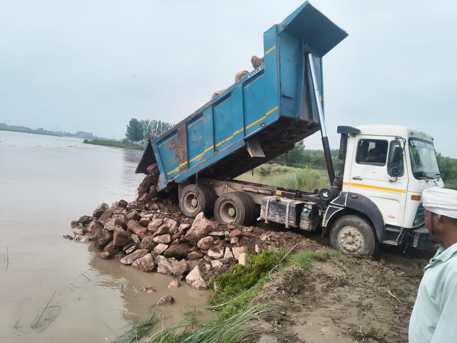 यमुना तटबंध के लिए लगाई जा रही पत्थर की ठोकरे। संवाद यमुना तटबंध के लिए लगाई जा रही पत्थर की ठोकरे। संवाद