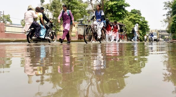 अमर उजाला....स्पोर्ट्स काम्पलेक्स के उत्तरी मार्ग की सड़क पर भरे बारिश के पानी के बीच से कुछ ऐस अमर उजाला....स्पोर्ट्स काम्पलेक्स के उत्तरी मार्ग की सड़क पर भरे बारिश के पानी के बीच से कुछ ऐस