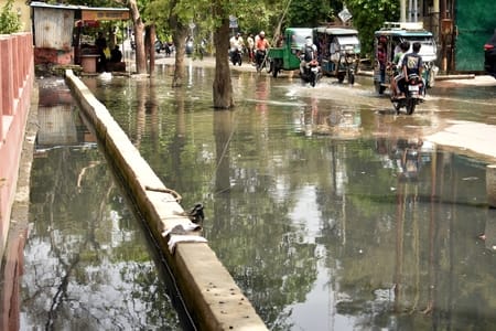 अमर उजाला....स्पोर्ट्स काम्पलेक्स के उत्तरी मार्ग की सड़क पर भरे बारिश के पानी के बीच से कुछ ऐस अमर उजाला....स्पोर्ट्स काम्पलेक्स के उत्तरी मार्ग की सड़क पर भरे बारिश के पानी के बीच से कुछ ऐस