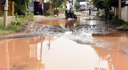 अमर उजाला....स्पोर्ट्स काम्पलेक्स के उत्तरी मार्ग की सड़क पर भरे बारिश के पानी के बीच से कुछ ऐस अमर उजाला....स्पोर्ट्स काम्पलेक्स के उत्तरी मार्ग की सड़क पर भरे बारिश के पानी के बीच से कुछ ऐस