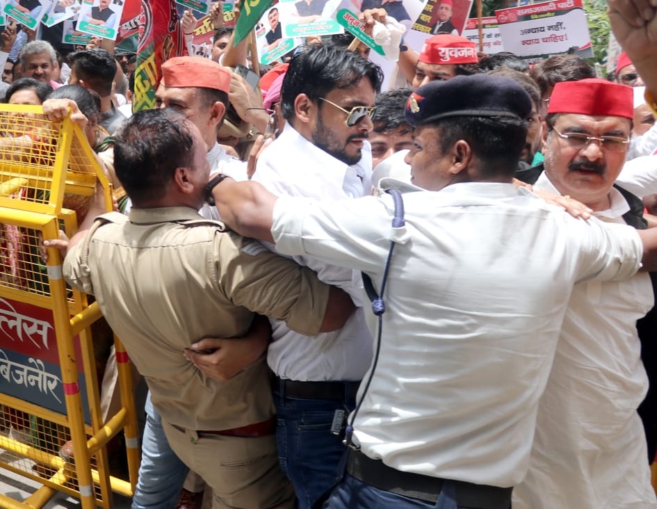 बिजनौर में सोमवार को ज्ञापन देने जा रहे सपा कार्यकर्ताओं को बैरिकेडिंग पर रोकती पुलिस। संवाद बिजनौर में सोमवार को ज्ञापन देने जा रहे सपा कार्यकर्ताओं को बैरिकेडिंग पर रोकती पुलिस। संवाद