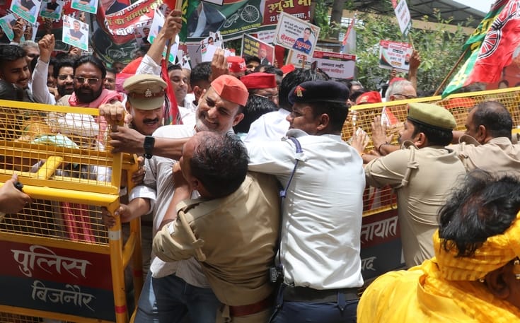 बिजनौर में सोमवार को ज्ञापन देने जा रहे सपा कार्यकर्ताओं को बैरिकेडिंग पर रोकती पुलिस। संवाद बिजनौर में सोमवार को ज्ञापन देने जा रहे सपा कार्यकर्ताओं को बैरिकेडिंग पर रोकती पुलिस। संवाद