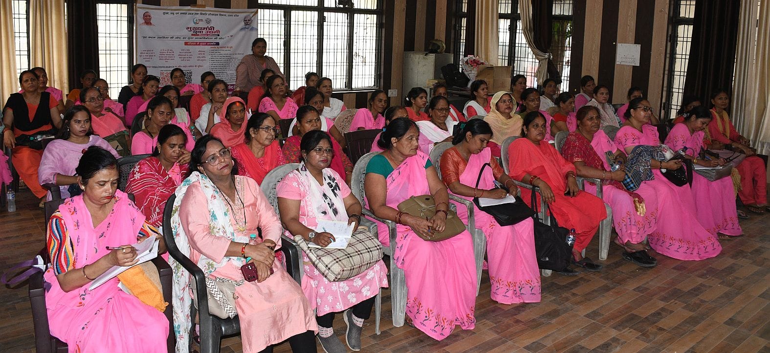 चिनहट ब्लॉक सभागर में आयोजित अपराजिता कार्यक्रम में मौजूद महिलाएं और वक्ता। चिनहट ब्लॉक सभागर में आयोजित अपराजिता कार्यक्रम में मौजूद महिलाएं और वक्ता।