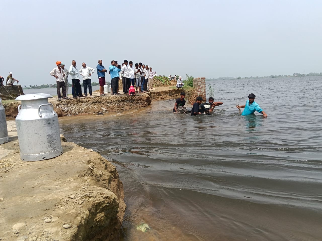 चांदपुर मार्ग पर पहुंचे अनुराग चौधरी स्रोत स्वयं