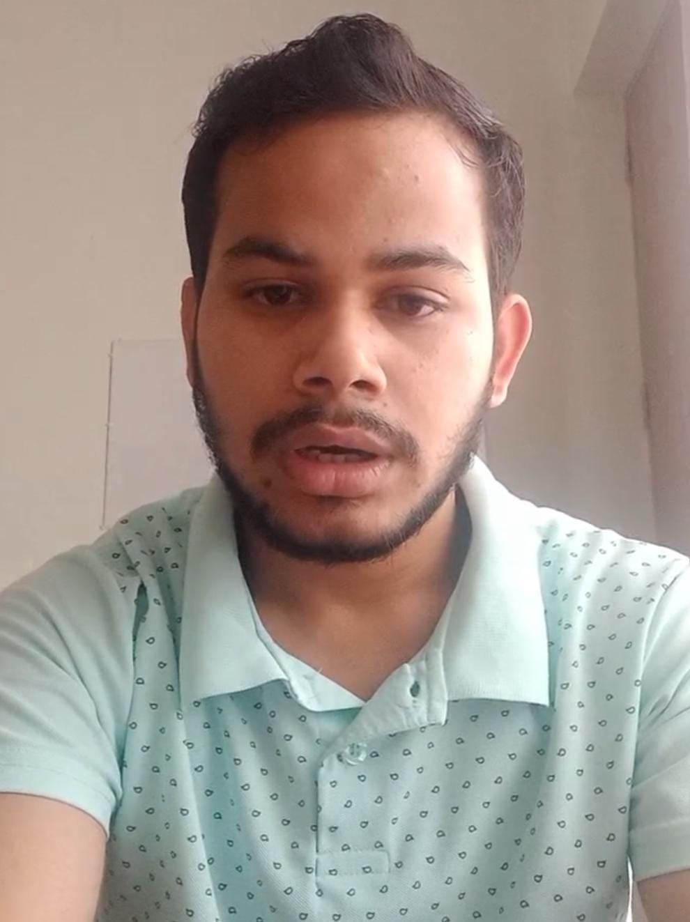 फोटो 11 फैक्ट्री में दोना-पत्तल बनवातीं प्रियंका। संवाद फोटो 11 फैक्ट्री में दोना-पत्तल बनवातीं प्रियंका। संवाद