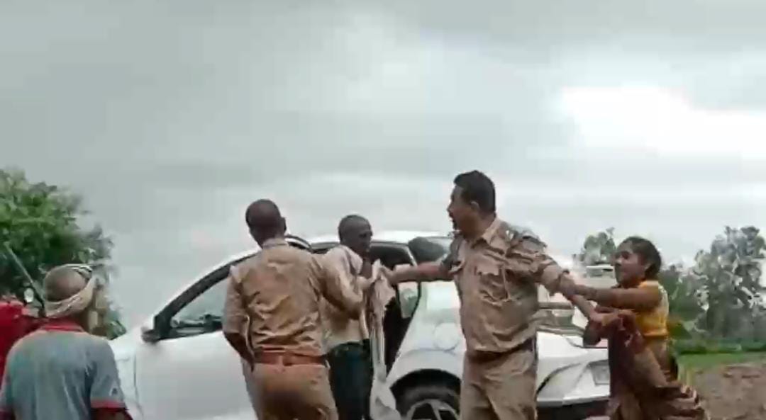 फोटो-16- पुलिस अधीक्षक से शिकायत करने आए दंपती। संवाद फोटो-16- पुलिस अधीक्षक से शिकायत करने आए दंपती। संवाद