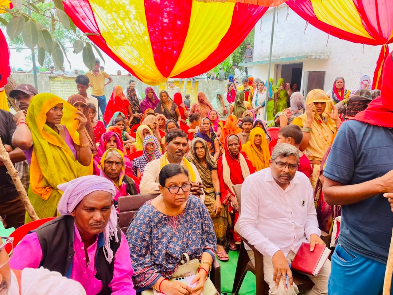 फोटो-18-चौपाल में मौजूद राज्यमंत्री रामकेश निषाद व डीएम अमित आसेरी। स्रोत: प्रशासन