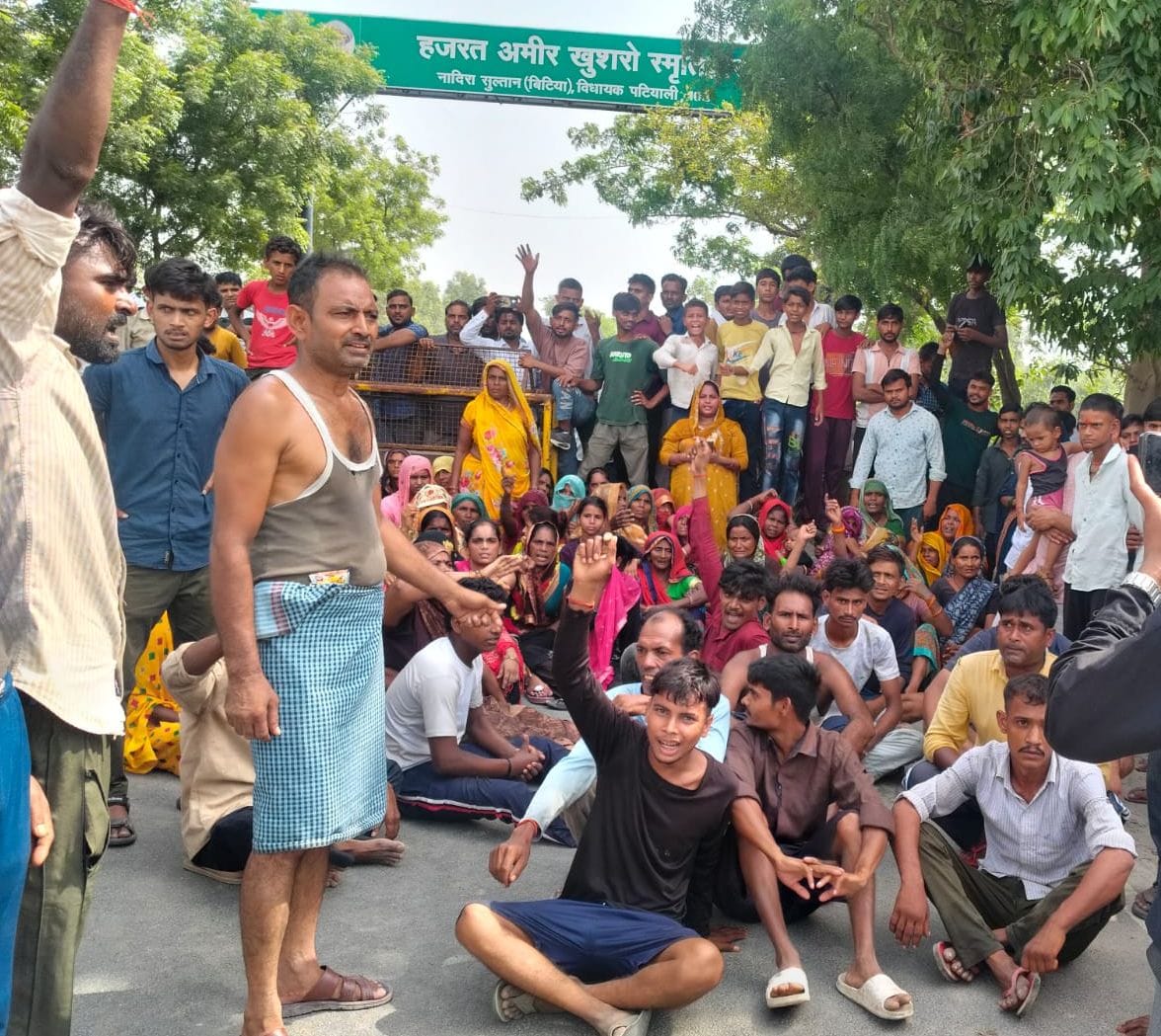 फोटो 37-मैनपुरी-बदायूं हाईवे पर जाम लगाते आक्रोशितों को समझाते सीओ अमित कुमार। स्रोत संवाद
