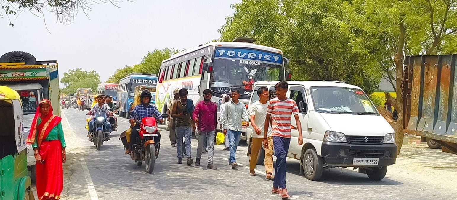 फोटो 37-मैनपुरी-बदायूं हाईवे पर जाम लगाते आक्रोशितों को समझाते सीओ अमित कुमार। स्रोत संवाद