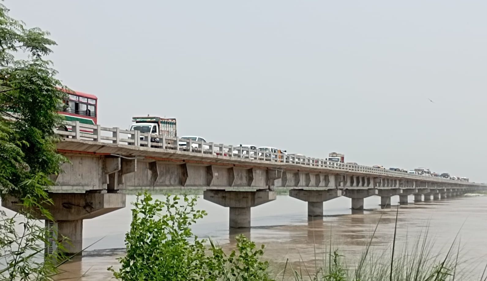 फोटो 37-मैनपुरी-बदायूं हाईवे पर जाम लगाते आक्रोशितों को समझाते सीओ अमित कुमार। स्रोत संवाद