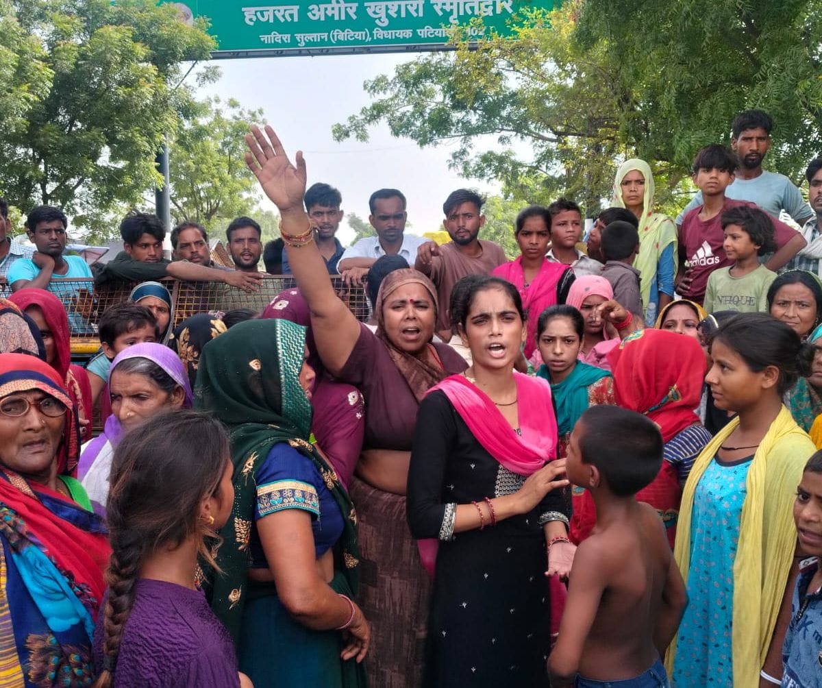 फोटो 37-मैनपुरी-बदायूं हाईवे पर जाम लगाते आक्रोशितों को समझाते सीओ अमित कुमार। स्रोत संवाद