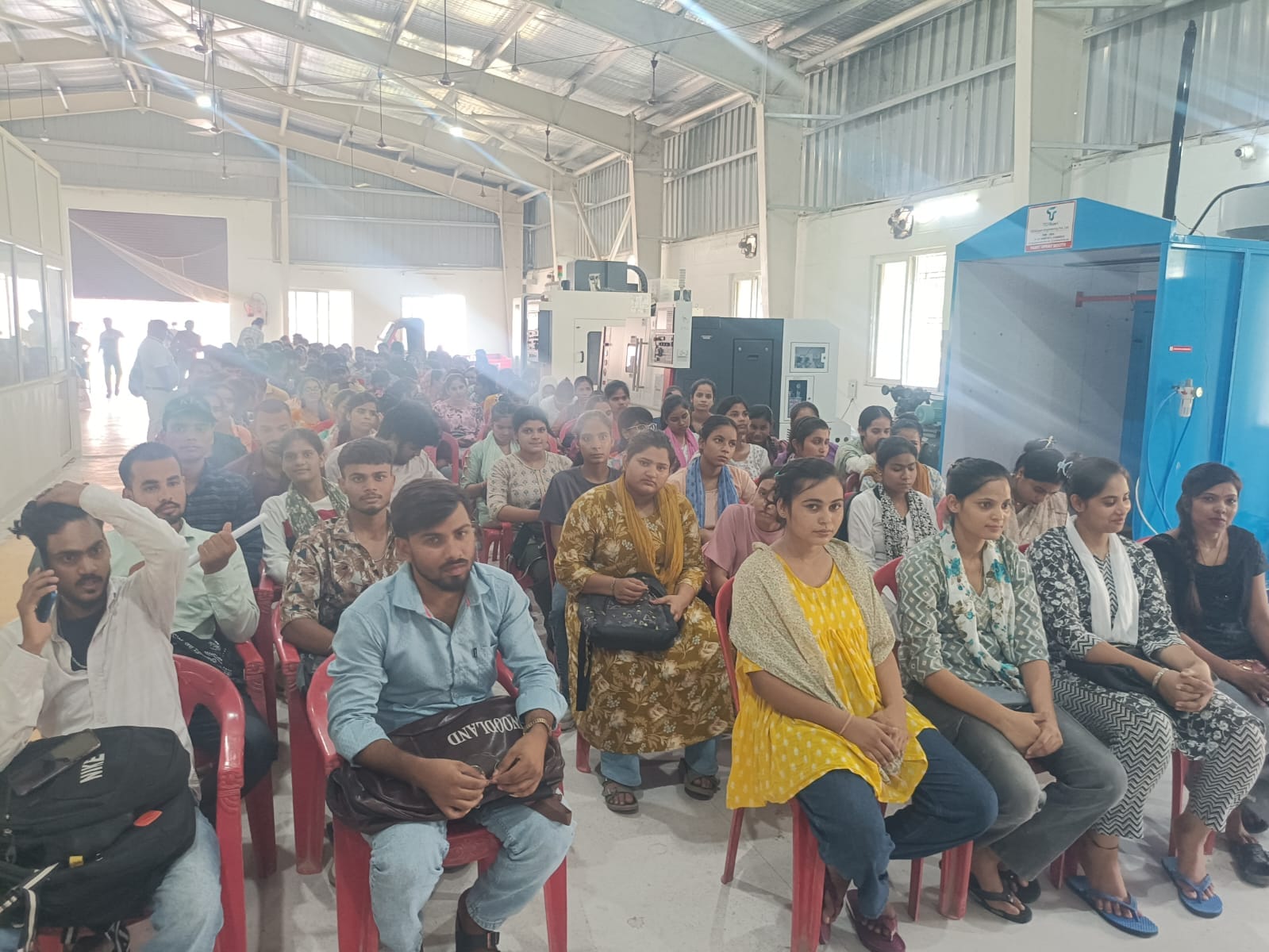 फोटो-43- रोजगार मेले में कौशल विकास योजना की जानकारी देते अधिकारी। संवाद फोटो-43- रोजगार मेले में कौशल विकास योजना की जानकारी देते अधिकारी। संवाद