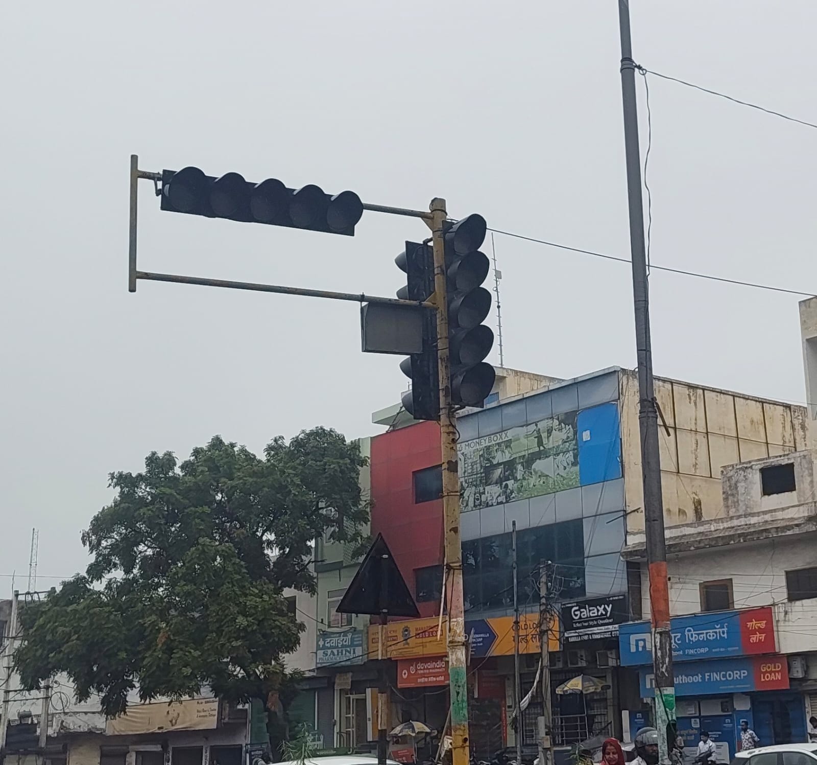 जगाधरी के आंबेडकर चौक की बंद पड़ी ट्रैफिक सिग्नल लाइट। संवाद जगाधरी के आंबेडकर चौक की बंद पड़ी ट्रैफिक सिग्नल लाइट। संवाद