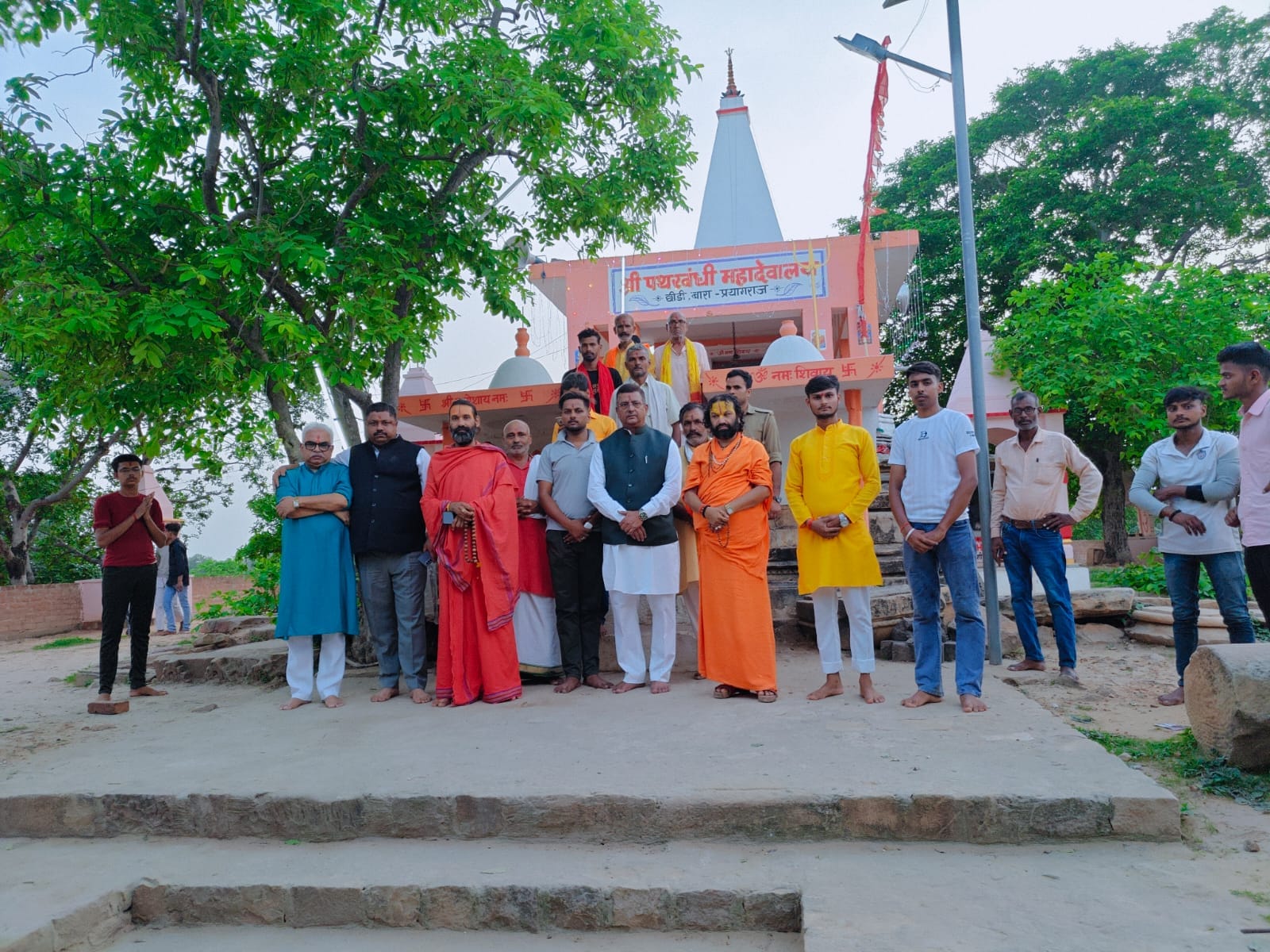 कई समस्याओं को लेकर मेजा तहसील मुख्यालय पर प्रदर्शन के बाद एसडीएम मेजा को ज्ञापन सौंपते मांडा क कई समस्याओं को लेकर मेजा तहसील मुख्यालय पर प्रदर्शन के बाद एसडीएम मेजा को ज्ञापन सौंपते मांडा क
