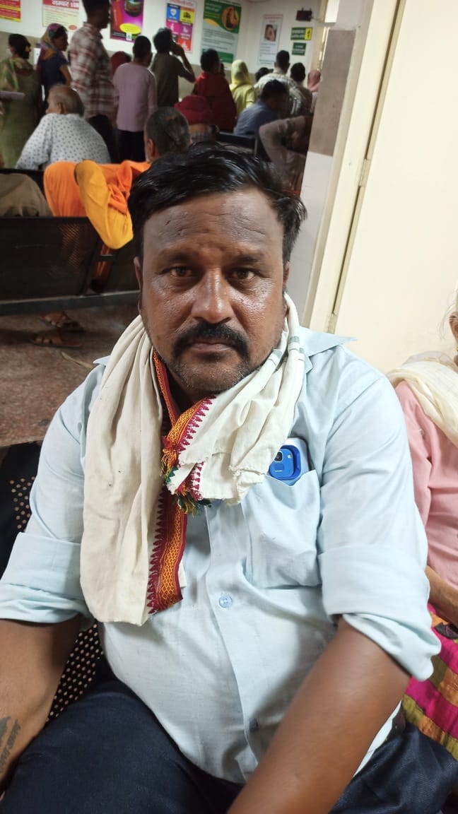  कमरा नंबर 23 के बाहर डॉक्टर का इंतजार करते लोग। संवाद