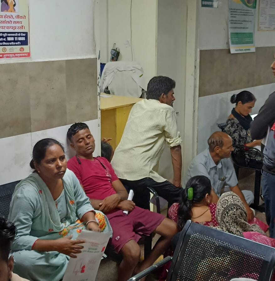  कमरा नंबर 23 के बाहर डॉक्टर का इंतजार करते लोग। संवाद