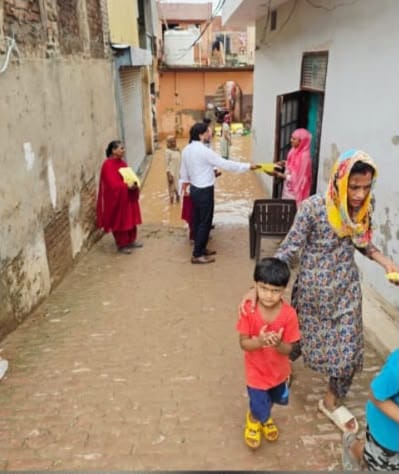 कुरुक्षेत्र। गांव कलसाना में लोगों को जानकारी देते स्वास्थ विभाग के कर्मचारी। संवाद कुरुक्षेत्र। गांव कलसाना में लोगों को जानकारी देते स्वास्थ विभाग के कर्मचारी। संवाद