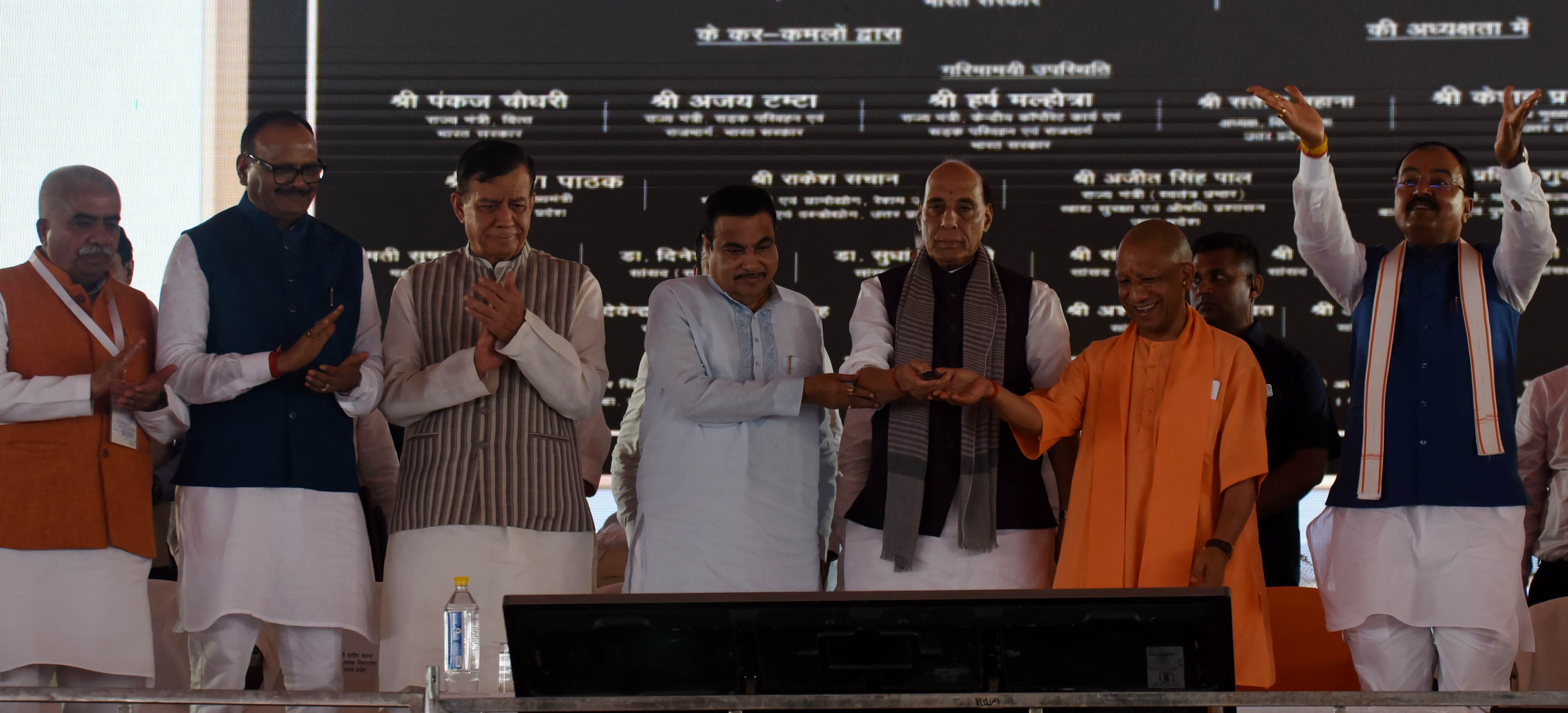 कार्यक्रम में पहुंचे रक्षा मंत्री राजनाथ सिंह, मुख्यमंत्री योगी आदित्यनाथ, सड़क परिवहन एवं राजम कार्यक्रम में पहुंचे रक्षा मंत्री राजनाथ सिंह, मुख्यमंत्री योगी आदित्यनाथ, सड़क परिवहन एवं राजम