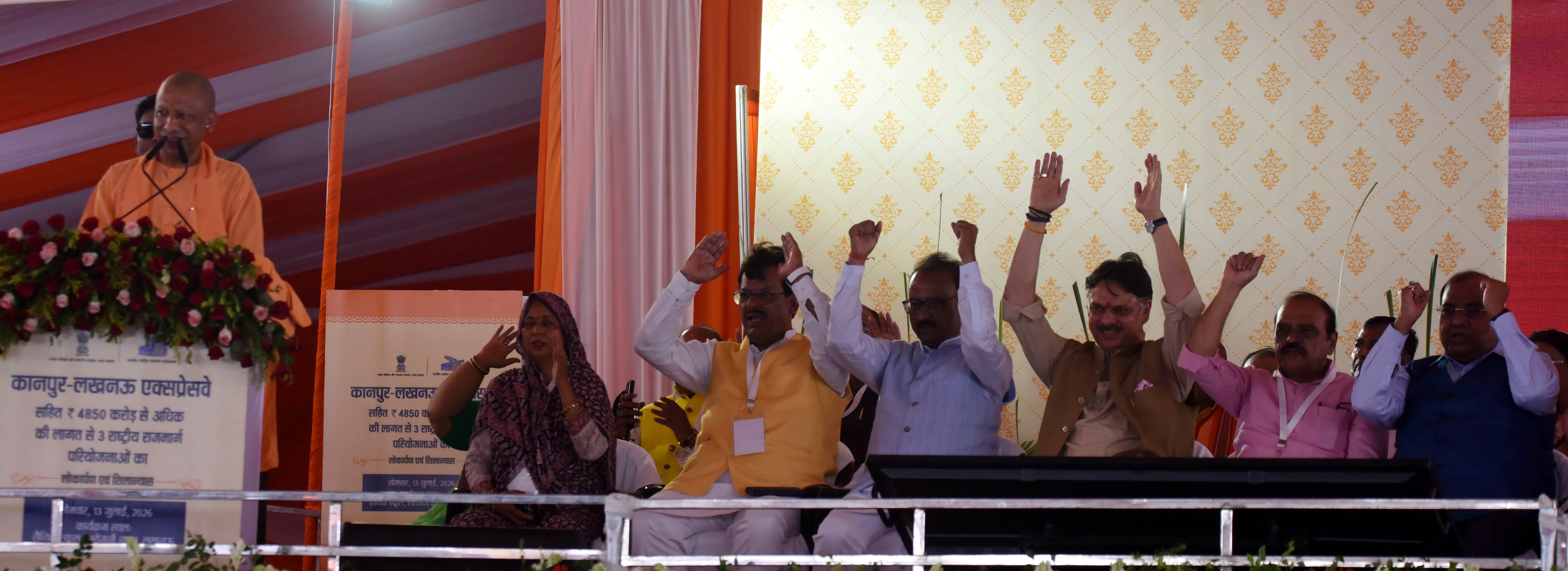 कार्यक्रम में पहुंचे रक्षा मंत्री राजनाथ सिंह, मुख्यमंत्री योगी आदित्यनाथ, सड़क परिवहन एवं राजम कार्यक्रम में पहुंचे रक्षा मंत्री राजनाथ सिंह, मुख्यमंत्री योगी आदित्यनाथ, सड़क परिवहन एवं राजम
