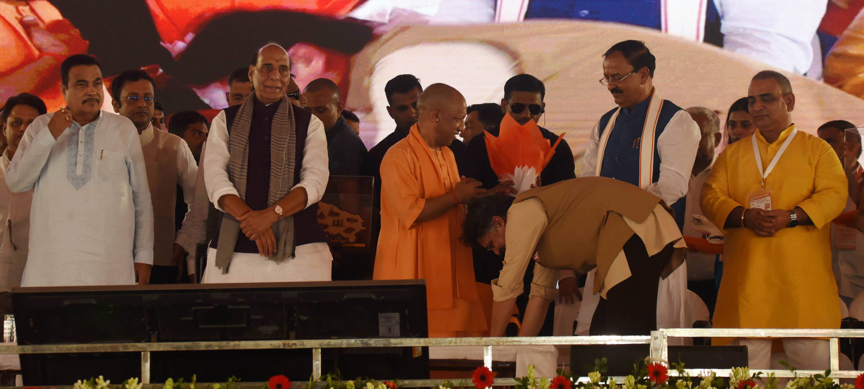 कार्यक्रम में पहुंचे रक्षा मंत्री राजनाथ सिंह, मुख्यमंत्री योगी आदित्यनाथ, सड़क परिवहन एवं राजम कार्यक्रम में पहुंचे रक्षा मंत्री राजनाथ सिंह, मुख्यमंत्री योगी आदित्यनाथ, सड़क परिवहन एवं राजम