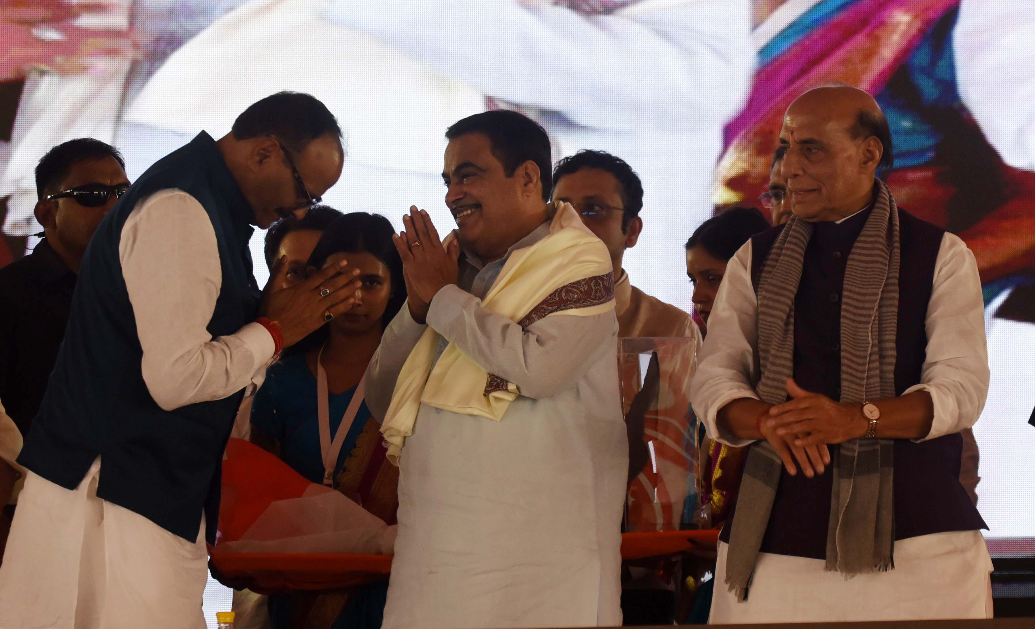 कार्यक्रम में पहुंचे रक्षा मंत्री राजनाथ सिंह, मुख्यमंत्री योगी आदित्यनाथ, सड़क परिवहन एवं राजम कार्यक्रम में पहुंचे रक्षा मंत्री राजनाथ सिंह, मुख्यमंत्री योगी आदित्यनाथ, सड़क परिवहन एवं राजम