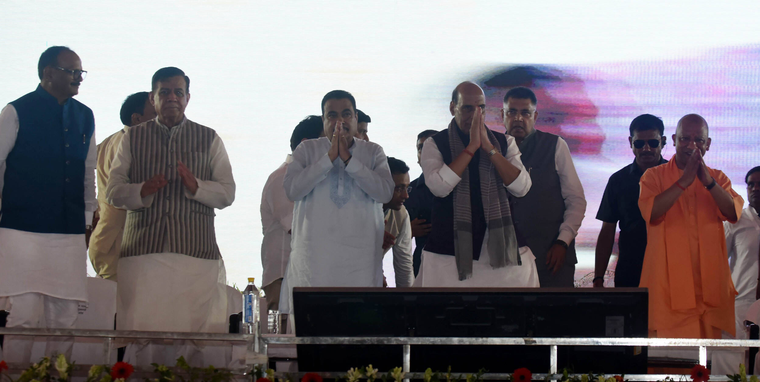 कार्यक्रम में पहुंचे रक्षा मंत्री राजनाथ सिंह, मुख्यमंत्री योगी आदित्यनाथ, सड़क परिवहन एवं राजम कार्यक्रम में पहुंचे रक्षा मंत्री राजनाथ सिंह, मुख्यमंत्री योगी आदित्यनाथ, सड़क परिवहन एवं राजम