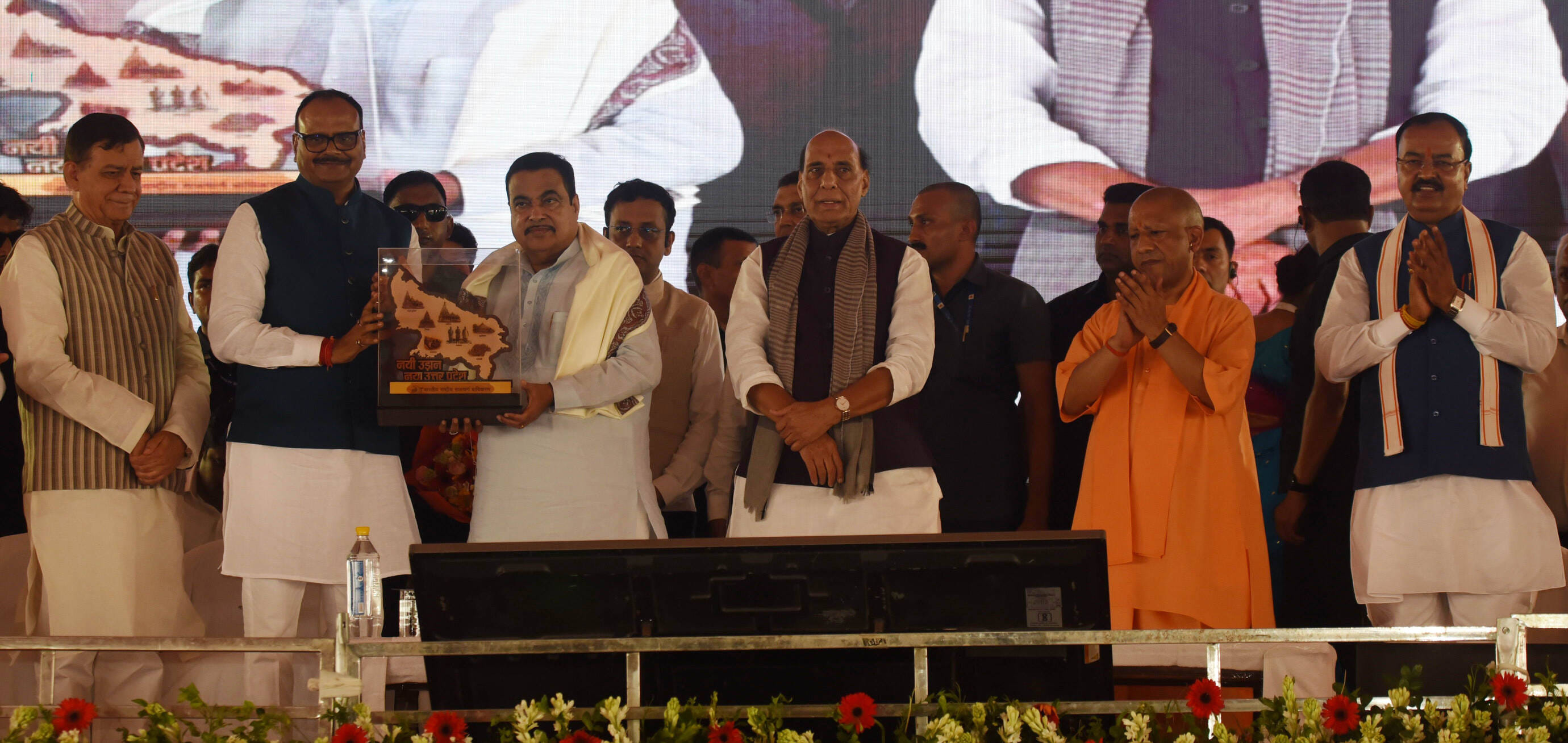 कार्यक्रम में पहुंचे रक्षा मंत्री राजनाथ सिंह, मुख्यमंत्री योगी आदित्यनाथ, सड़क परिवहन एवं राजम कार्यक्रम में पहुंचे रक्षा मंत्री राजनाथ सिंह, मुख्यमंत्री योगी आदित्यनाथ, सड़क परिवहन एवं राजम