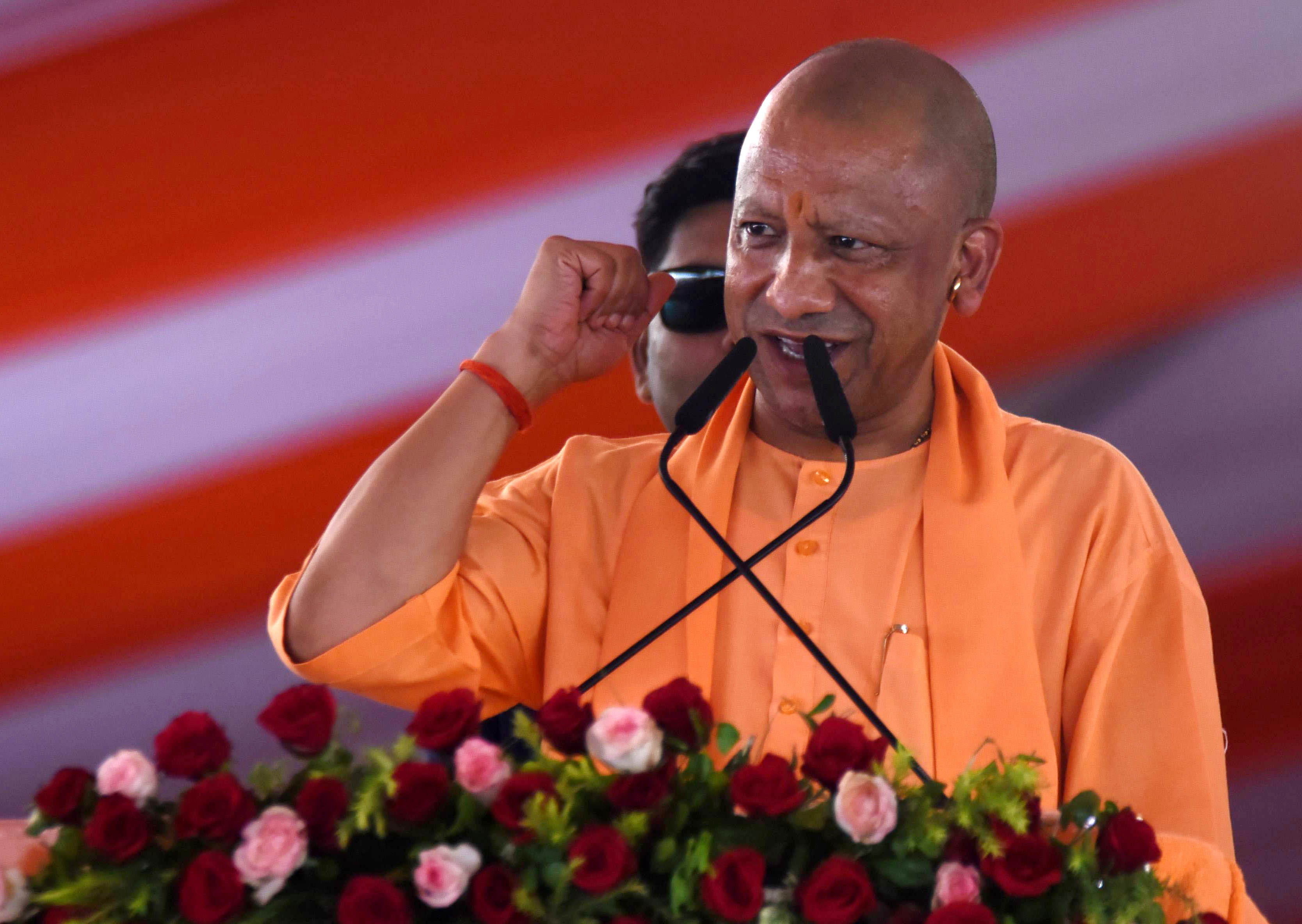 कार्यक्रम में पहुंचे रक्षा मंत्री राजनाथ सिंह, मुख्यमंत्री योगी आदित्यनाथ, सड़क परिवहन एवं राजम कार्यक्रम में पहुंचे रक्षा मंत्री राजनाथ सिंह, मुख्यमंत्री योगी आदित्यनाथ, सड़क परिवहन एवं राजम