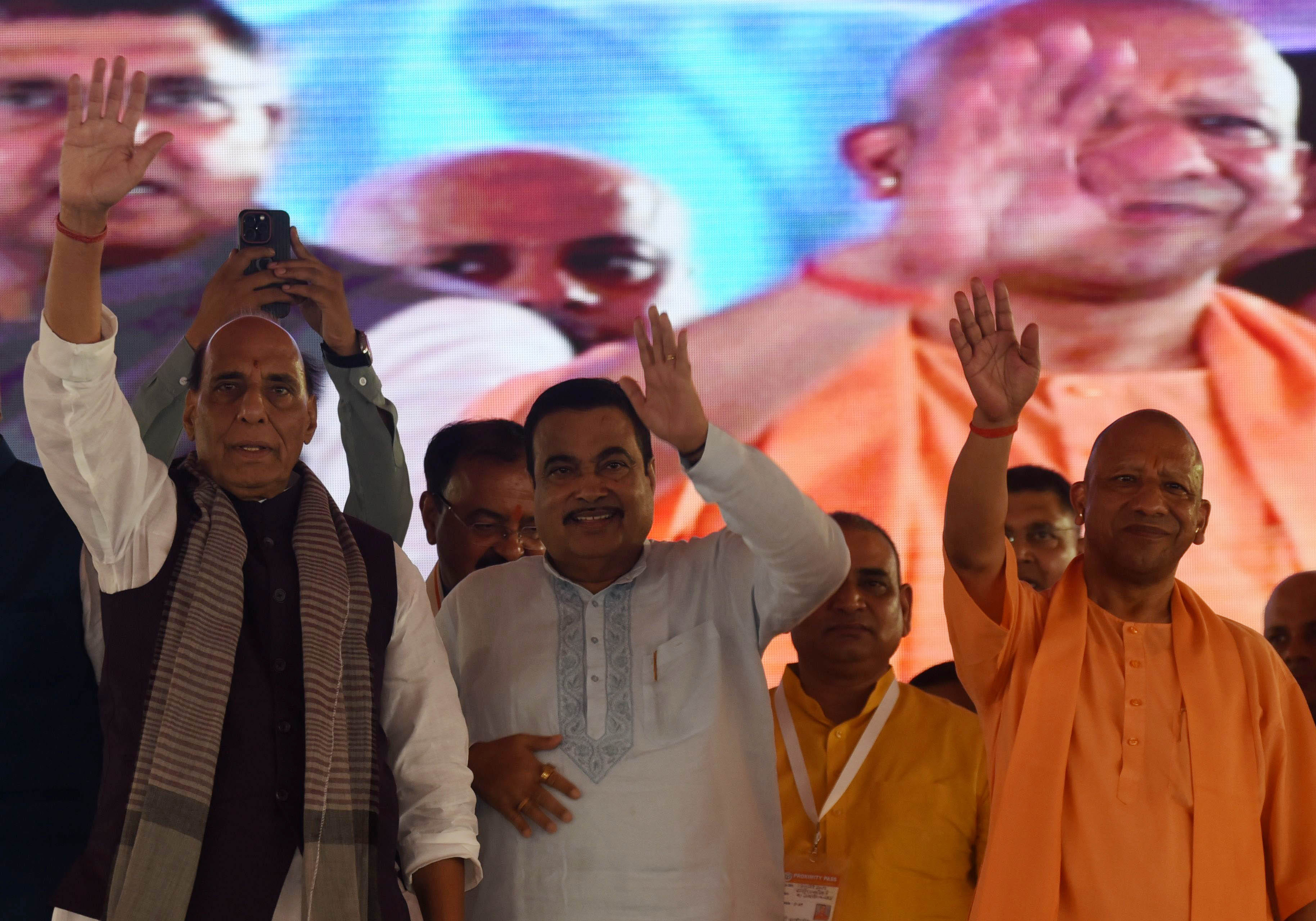 कार्यक्रम में पहुंचे रक्षा मंत्री राजनाथ सिंह, मुख्यमंत्री योगी आदित्यनाथ, सड़क परिवहन एवं राजम कार्यक्रम में पहुंचे रक्षा मंत्री राजनाथ सिंह, मुख्यमंत्री योगी आदित्यनाथ, सड़क परिवहन एवं राजम