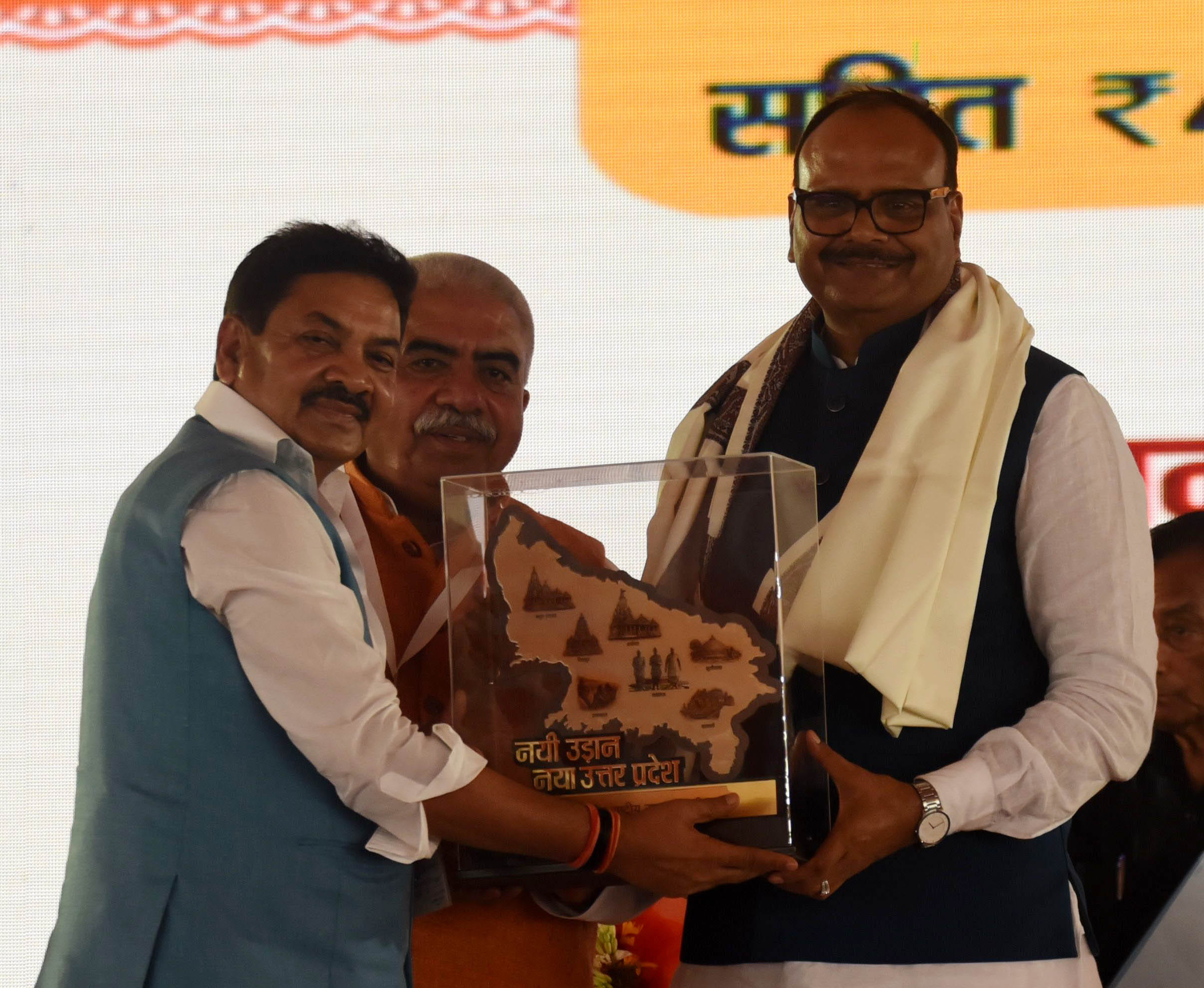 कार्यक्रम में पहुंचे रक्षा मंत्री राजनाथ सिंह, मुख्यमंत्री योगी आदित्यनाथ, सड़क परिवहन एवं राजम कार्यक्रम में पहुंचे रक्षा मंत्री राजनाथ सिंह, मुख्यमंत्री योगी आदित्यनाथ, सड़क परिवहन एवं राजम