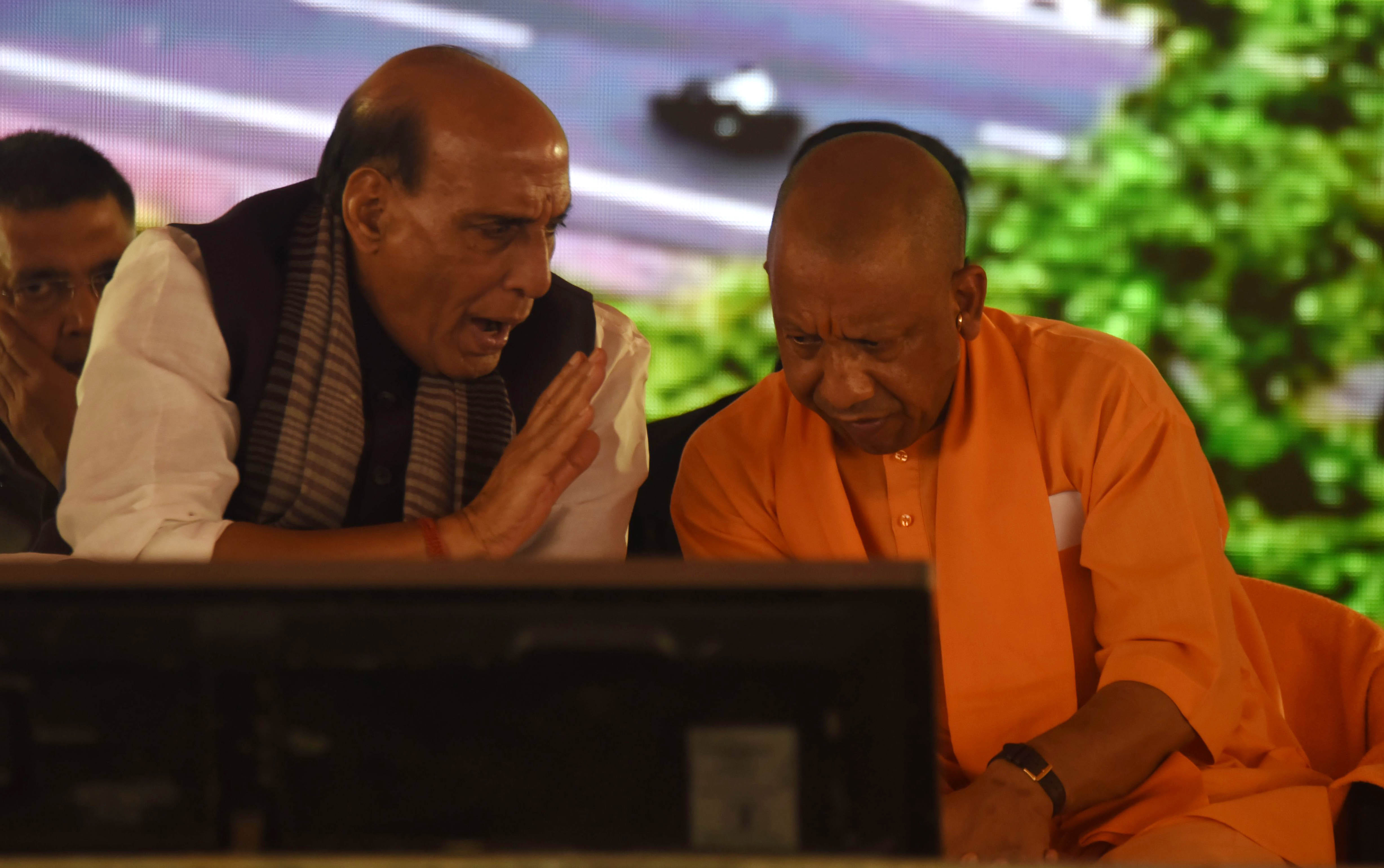 कार्यक्रम में पहुंचे रक्षा मंत्री राजनाथ सिंह, मुख्यमंत्री योगी आदित्यनाथ, सड़क परिवहन एवं राजम कार्यक्रम में पहुंचे रक्षा मंत्री राजनाथ सिंह, मुख्यमंत्री योगी आदित्यनाथ, सड़क परिवहन एवं राजम