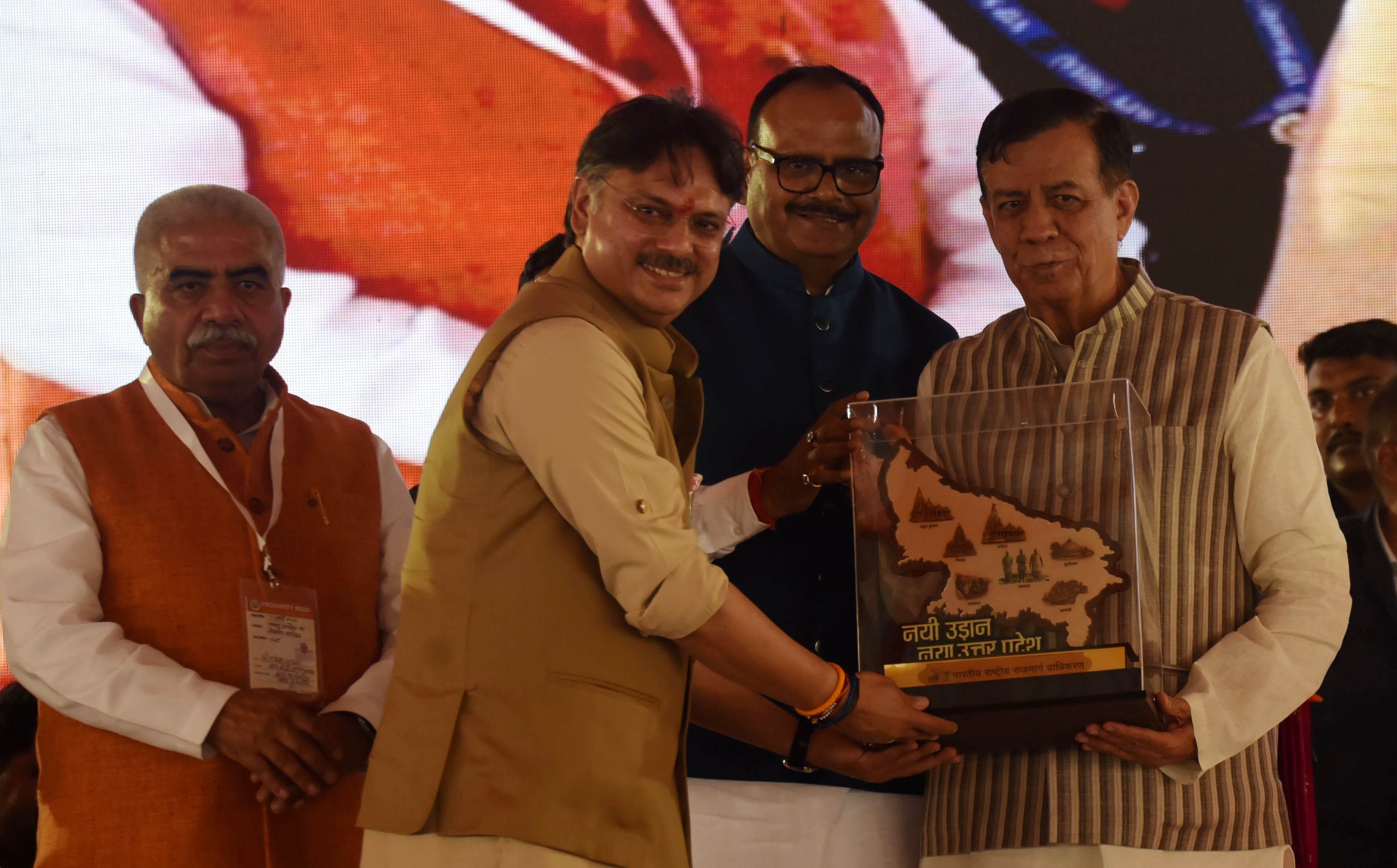 कार्यक्रम में पहुंचे रक्षा मंत्री राजनाथ सिंह, मुख्यमंत्री योगी आदित्यनाथ, सड़क परिवहन एवं राजम कार्यक्रम में पहुंचे रक्षा मंत्री राजनाथ सिंह, मुख्यमंत्री योगी आदित्यनाथ, सड़क परिवहन एवं राजम