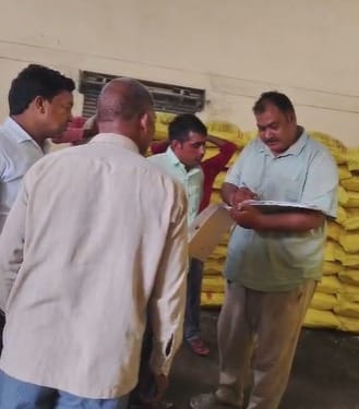 खानपुर बाजार स्थित सहकारी समिति हंगामा करते किसान। स्रोत- वीडियो ग्रैब