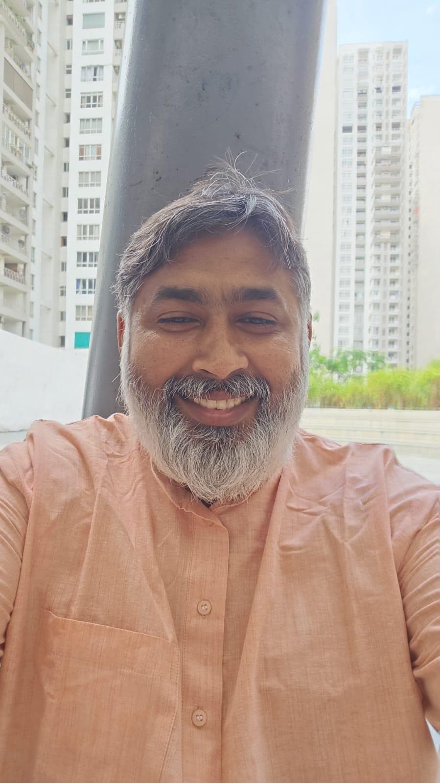 नोएडा। लोटस पनाश सोसाइटी में बनाई गई क्रिकेट पिच। नोएडा। लोटस पनाश सोसाइटी में बनाई गई क्रिकेट पिच।