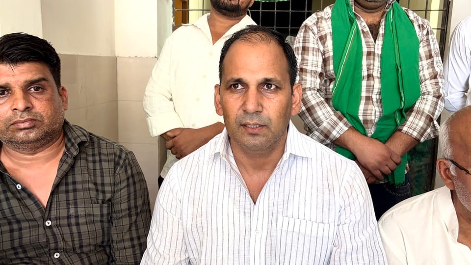 नोएडा। सेक्टर 49 स्थित बरौला गांव में परिचर्चा करते ग्रामीण। संवाद नोएडा। सेक्टर 49 स्थित बरौला गांव में परिचर्चा करते ग्रामीण। संवाद