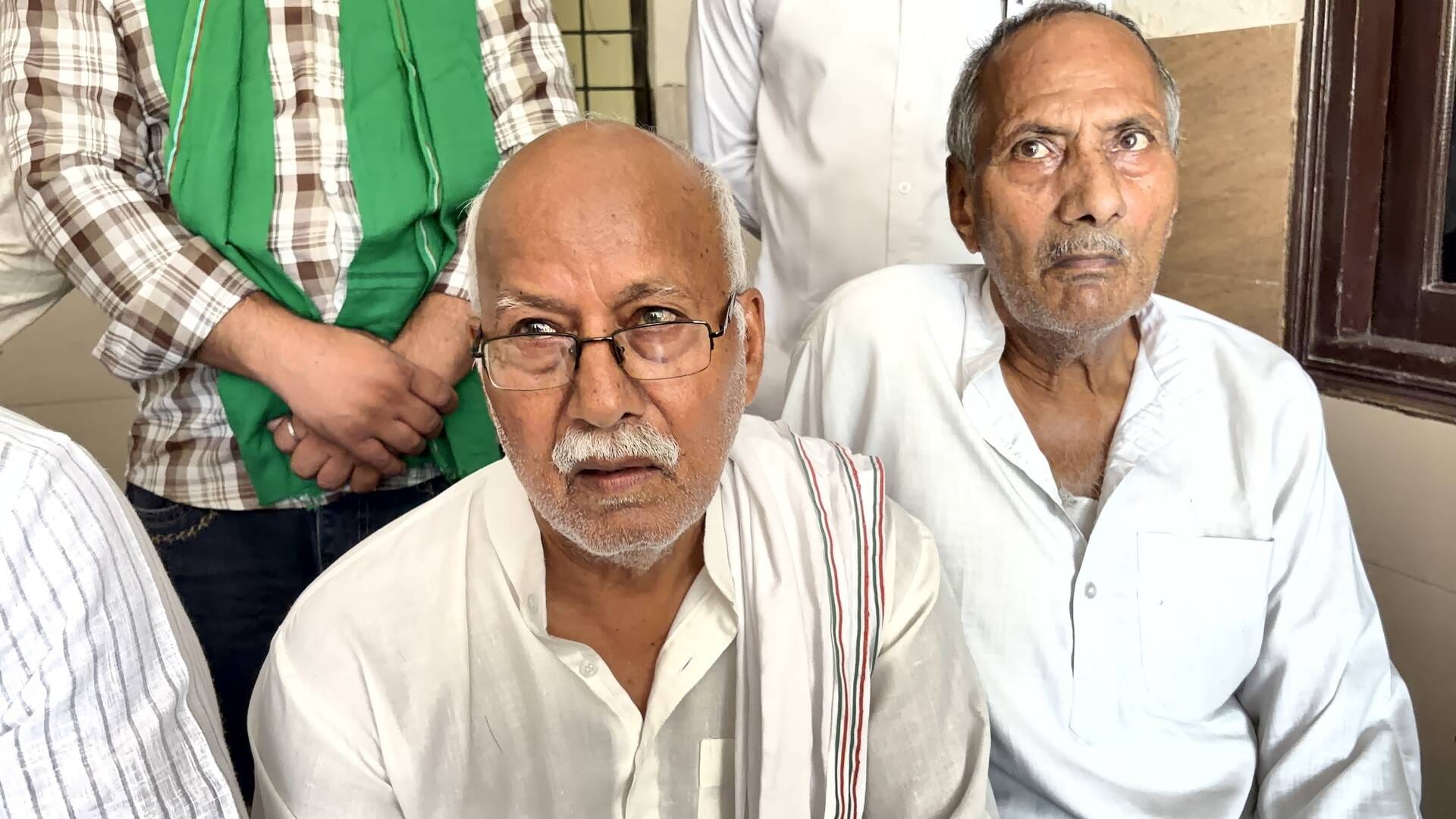 नोएडा। सेक्टर 49 स्थित बरौला गांव में परिचर्चा करते ग्रामीण। संवाद नोएडा। सेक्टर 49 स्थित बरौला गांव में परिचर्चा करते ग्रामीण। संवाद