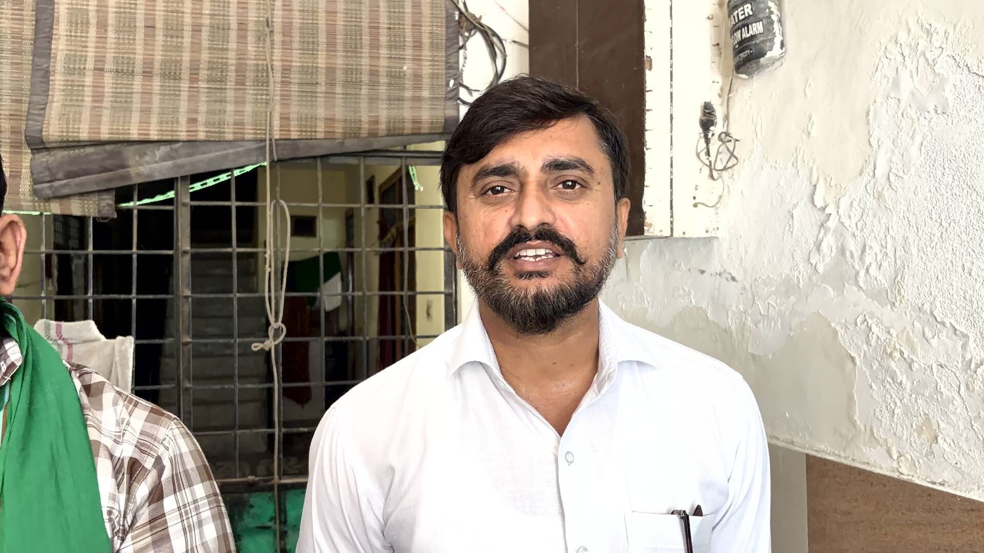 नोएडा। सेक्टर 49 स्थित बरौला गांव में परिचर्चा करते ग्रामीण। संवाद नोएडा। सेक्टर 49 स्थित बरौला गांव में परिचर्चा करते ग्रामीण। संवाद