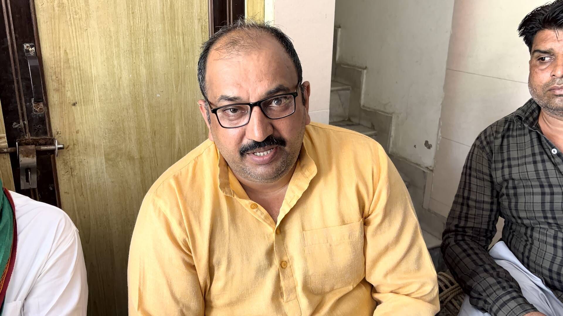 नोएडा। सेक्टर 49 स्थित बरौला गांव में परिचर्चा करते ग्रामीण। संवाद नोएडा। सेक्टर 49 स्थित बरौला गांव में परिचर्चा करते ग्रामीण। संवाद