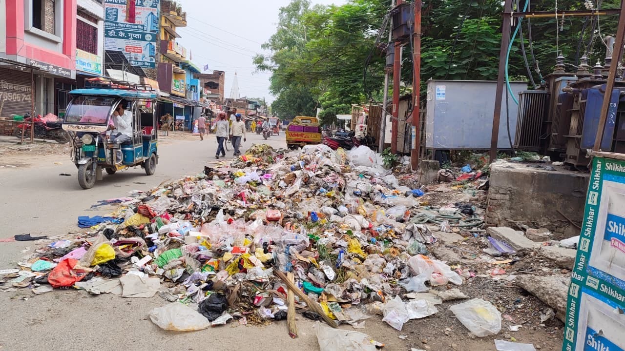 नगर के कोतवाली के समीप सड़क के किनारे डंप पड़ा कूड़ा।संवाद