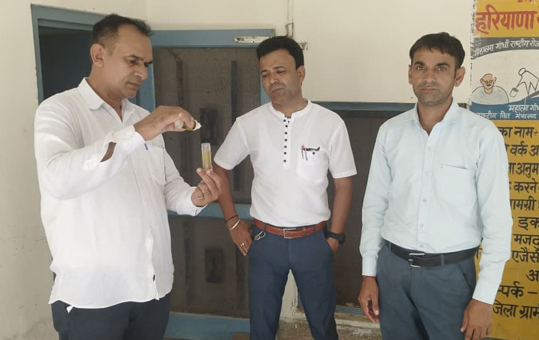 पुलिस टीम डोडा पोस्त को सील करते हुए। प्रवक्ता पुलिस टीम डोडा पोस्त को सील करते हुए। प्रवक्ता
