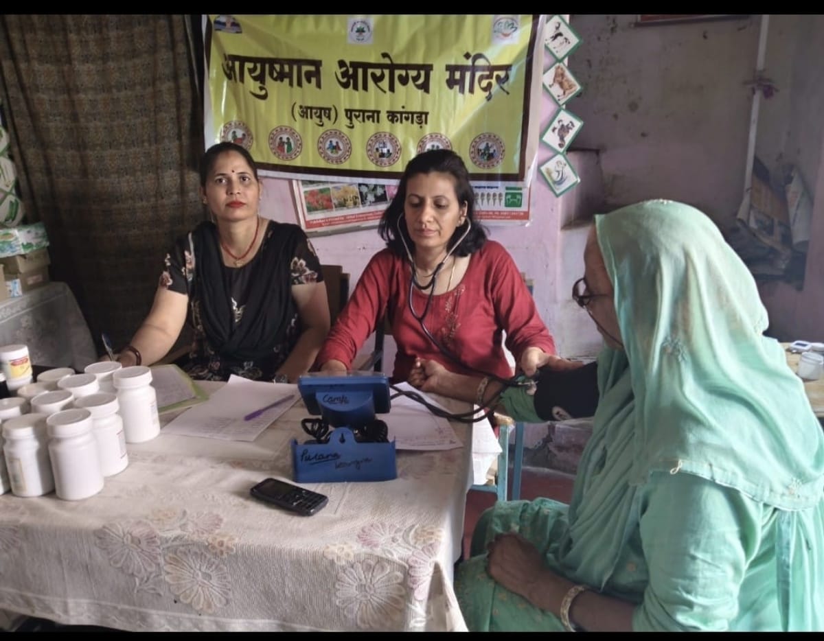 पुराना कांगडा में मरीज़ों की जाँच करते चिकित्सक। आयोजक पुराना कांगडा में मरीज़ों की जाँच करते चिकित्सक। आयोजक